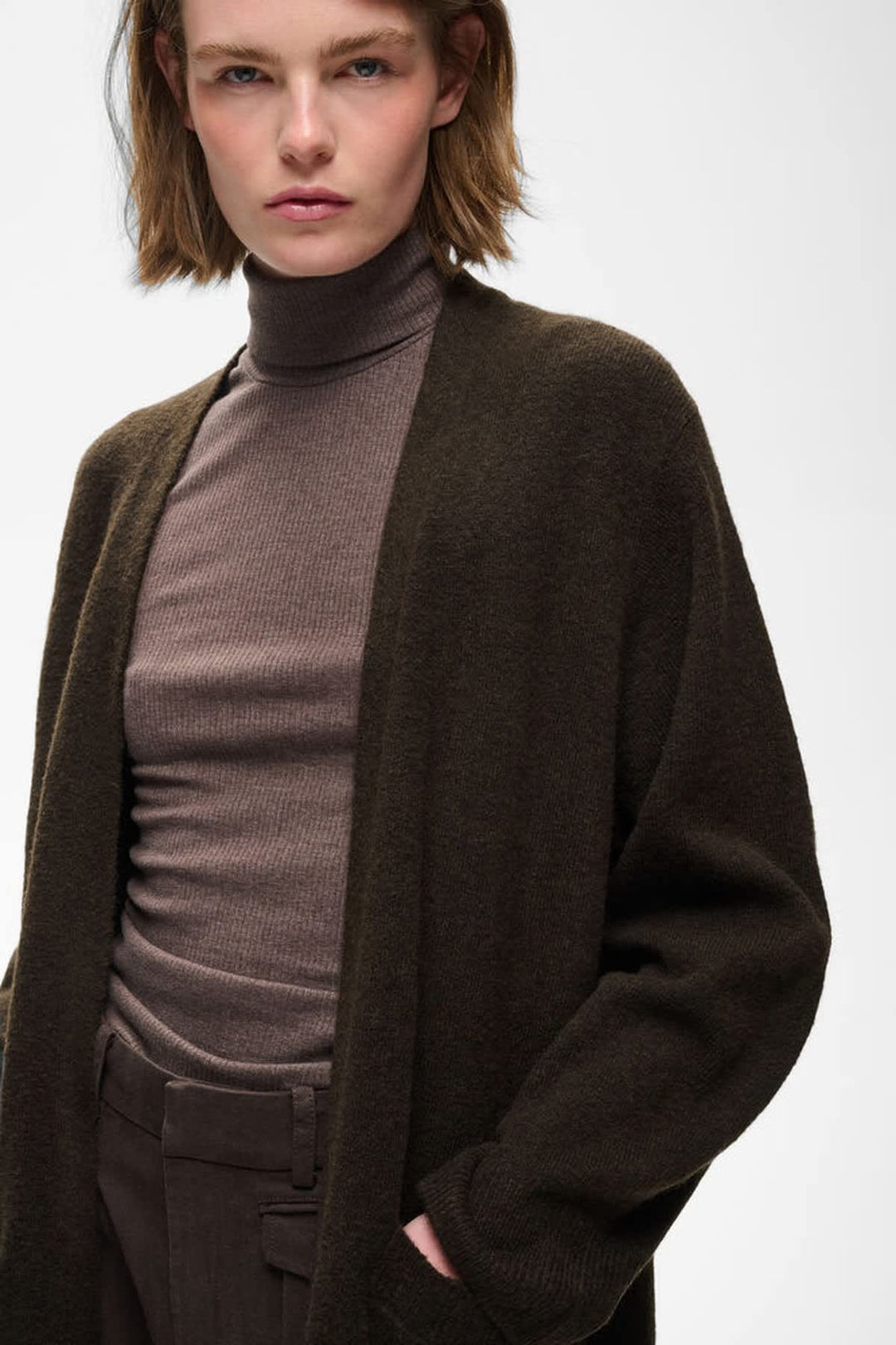 Vue de face cardigan en maille camel Inwear pour femme avec manches longues - Valérie Simon