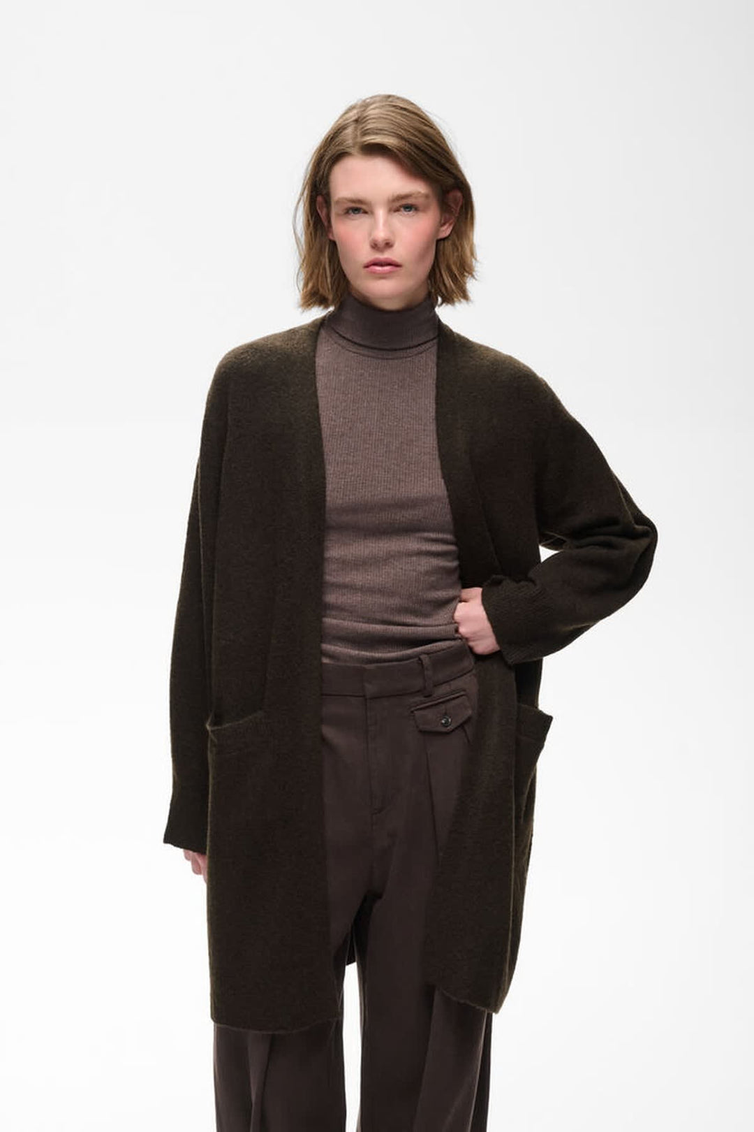 Vue latérale cardigan long maille Guni pour femme beige avec détails tricotés - Valérie Simon