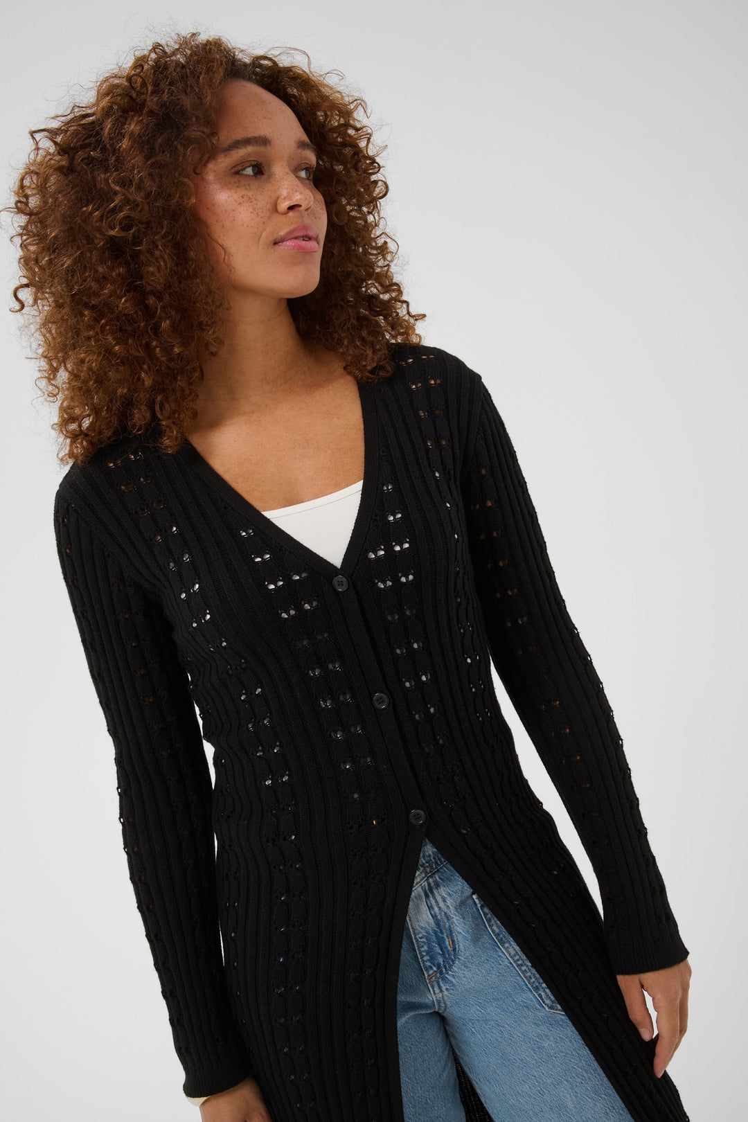 Vue de face cardigan Pinta maille ajourée Kaffe femme beige avec détails boutons - Valérie Simon