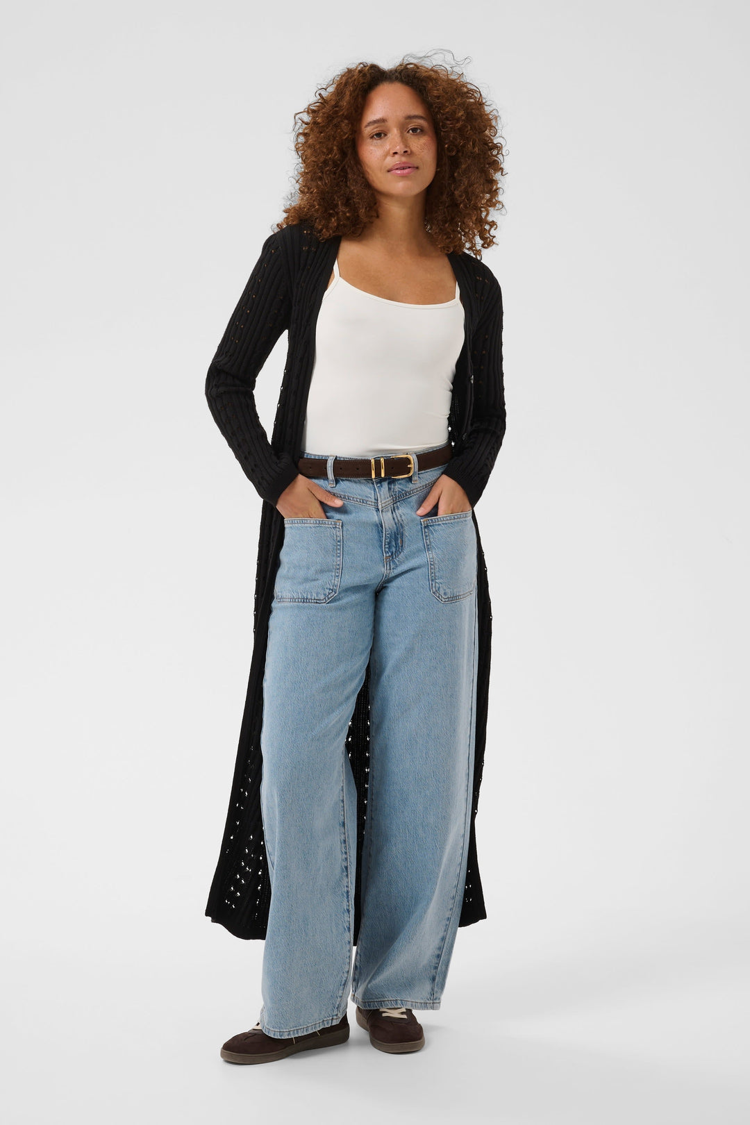 Vue de face cardigan en maille ajourée Kaffe beige pour femme avec détails texturés - Valérie Simon