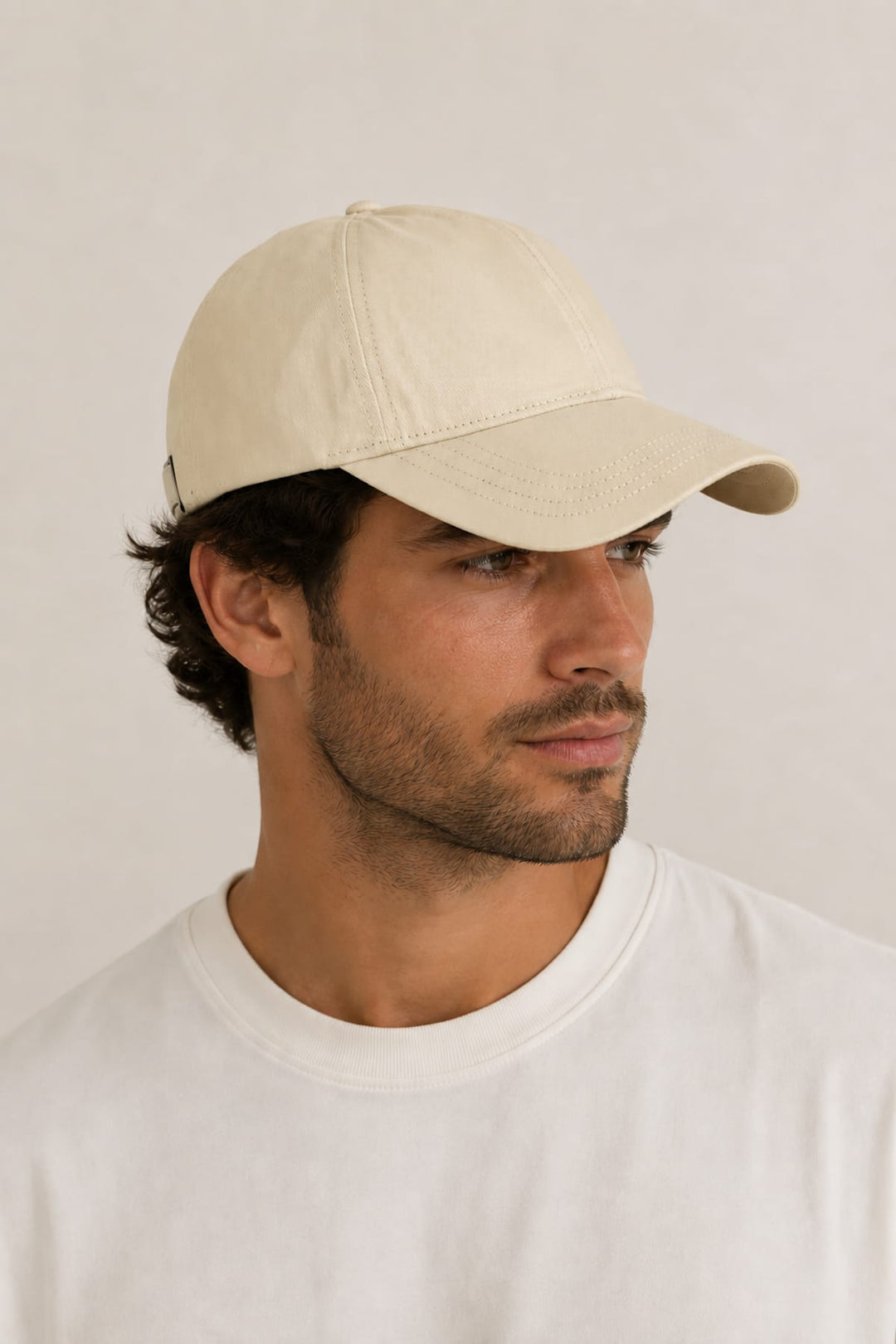 Casquette essentielle ajustable FAILSWORTH pour homme vue sur le côté, couleur noire, logo discret brodé - Valérie Simon
