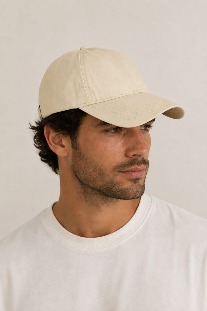 Casquette essentielle ajustable FAILSWORTH pour homme vue sur le côté, couleur noire, logo discret brodé - Valérie Simon