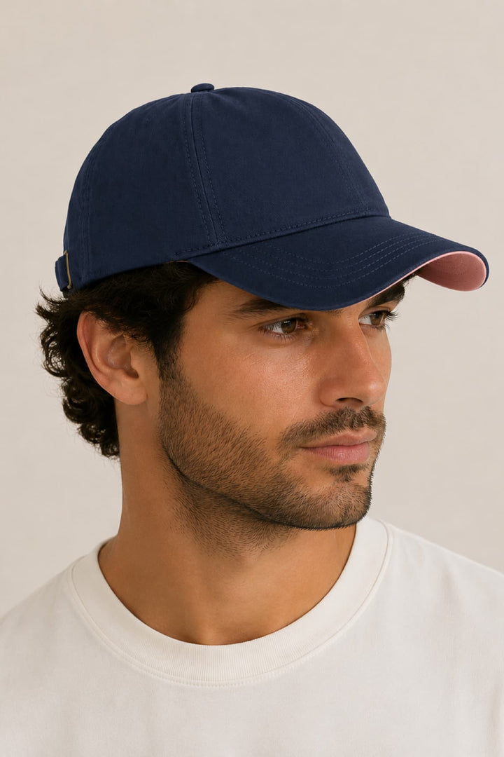 Vue latérale casquette bleue Homme FAILSWORTH avec logo - Valérie Simon