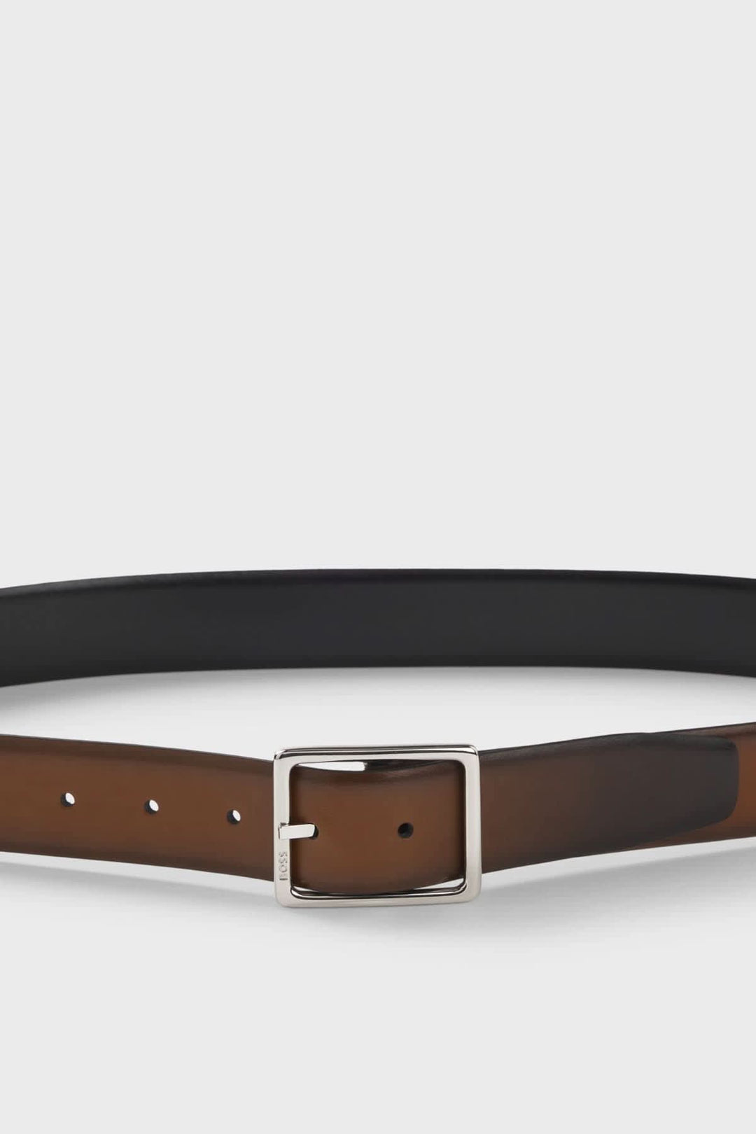 Ceinture réversible noire à boucle métallique vue de face pour homme Hugo Boss