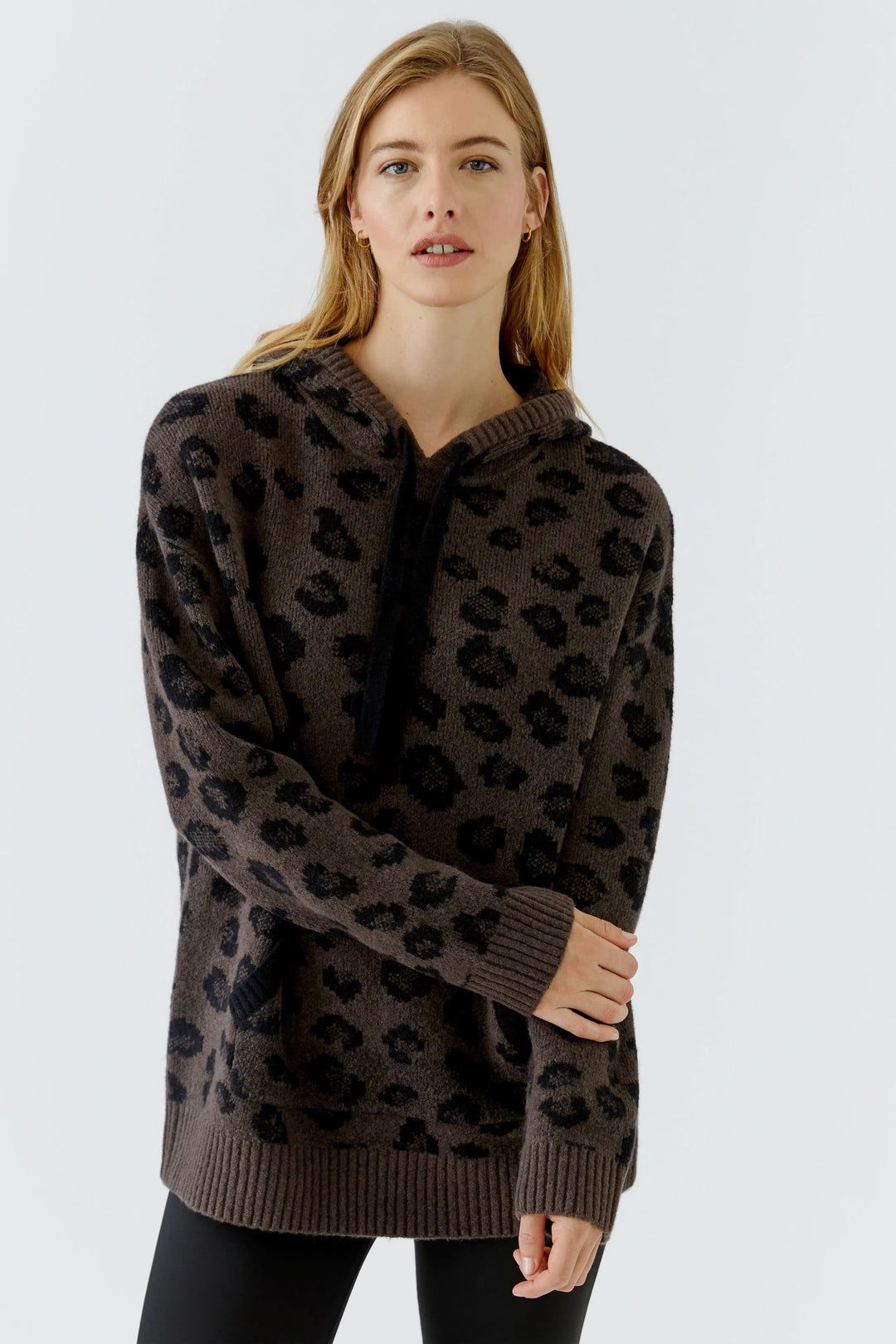 Vue de face chandail léopard à capuchon beige et noir Oui pour femme - Valérie Simon