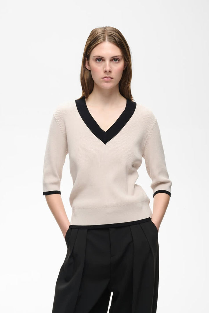 Vue frontale chandail col V contrastant blanc Inwear pour femme avec détails noirs - Valérie Simon