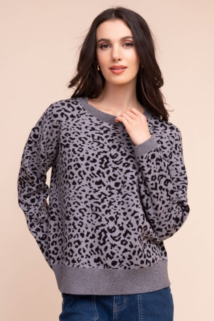 Vue arrière chandail à motif léopard Alison Sheri pour femme beige détails col en V - Valérie Simon