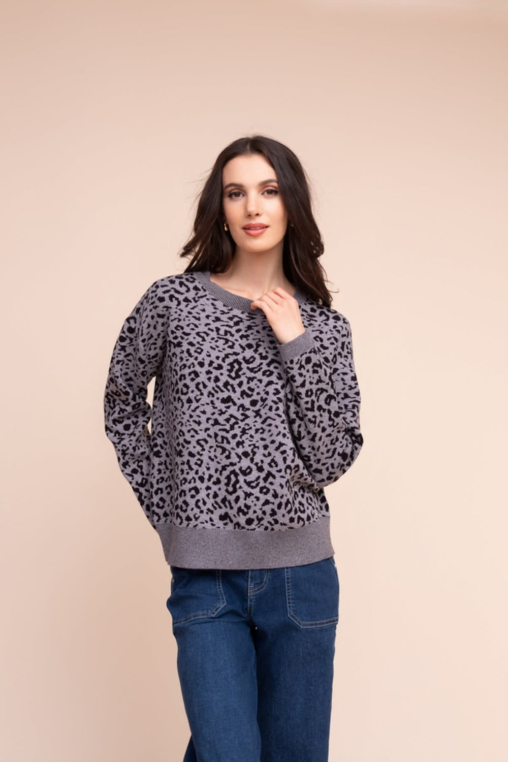 Vue de face chandail léopard pour femme beige Alison Sheri - Valérie Simon