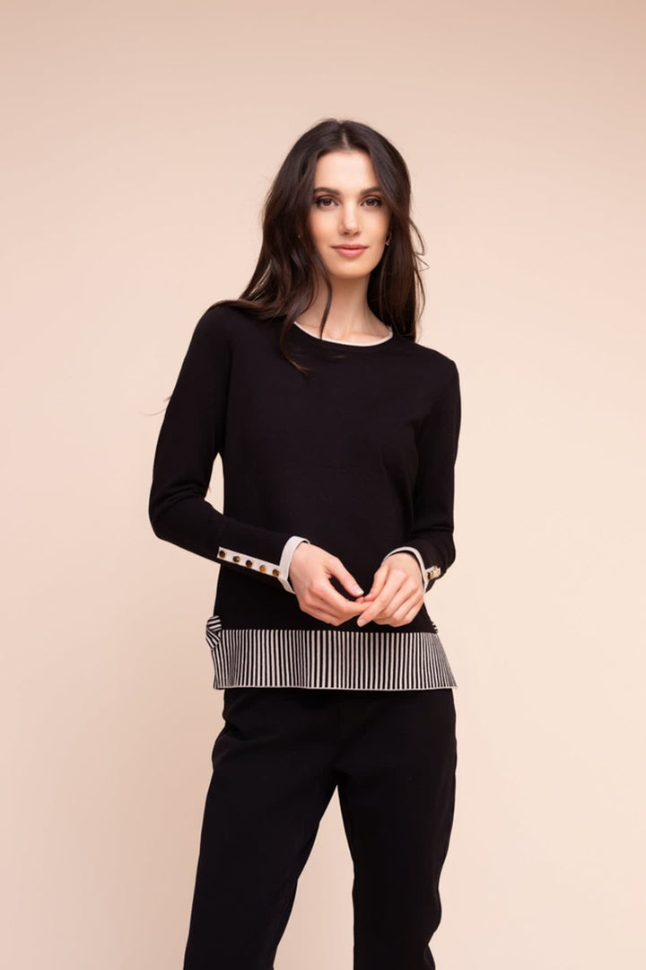 Vue avant chandail avec finitions contrastantes Alison Sheri pour femme gris avec détail col Valérie Simon