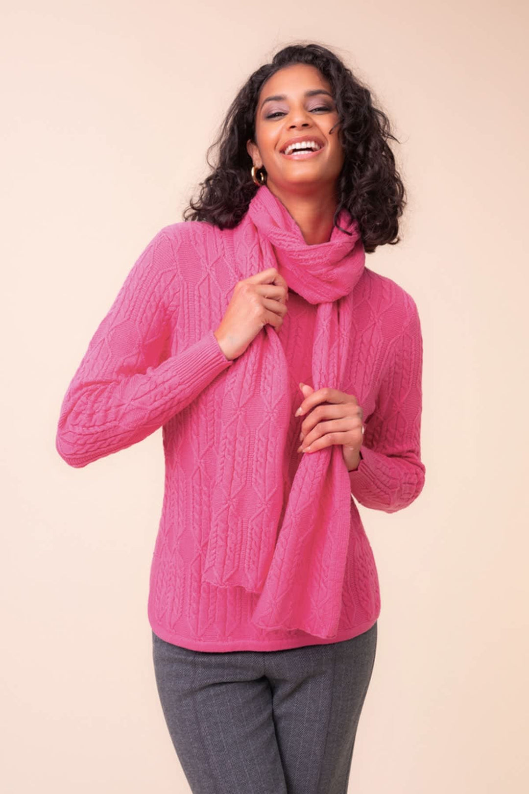 Vue portée chandail bleu avec foulard assorti Alison Sheri pour femme - Valérie Simon