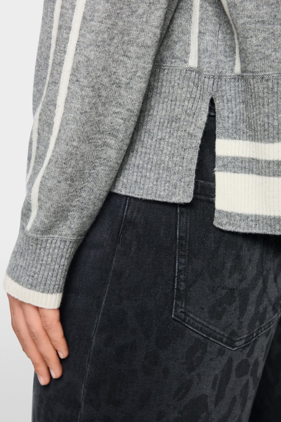 Chandail en laine et cachemire avec inscription Paris vue de face pour femme Marc Cain