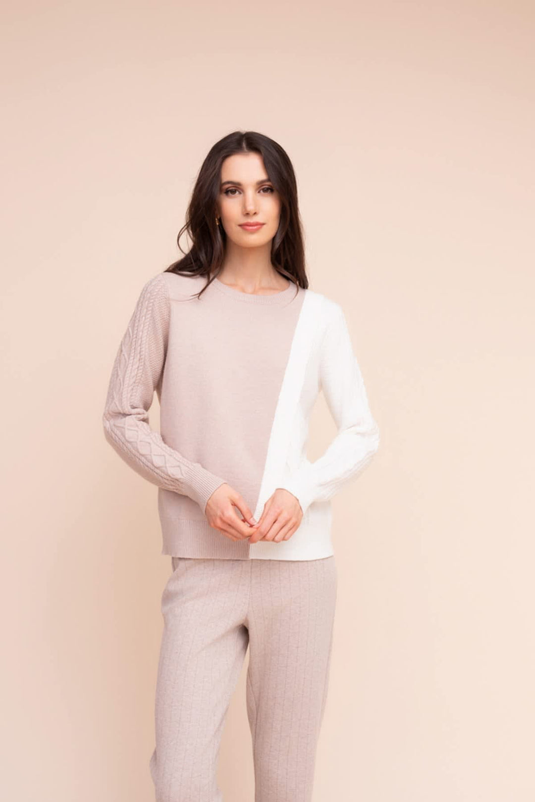 Vue de face chandail bicolore Alison Sheri femme avec motif tressé gris et noir - Valérie Simon