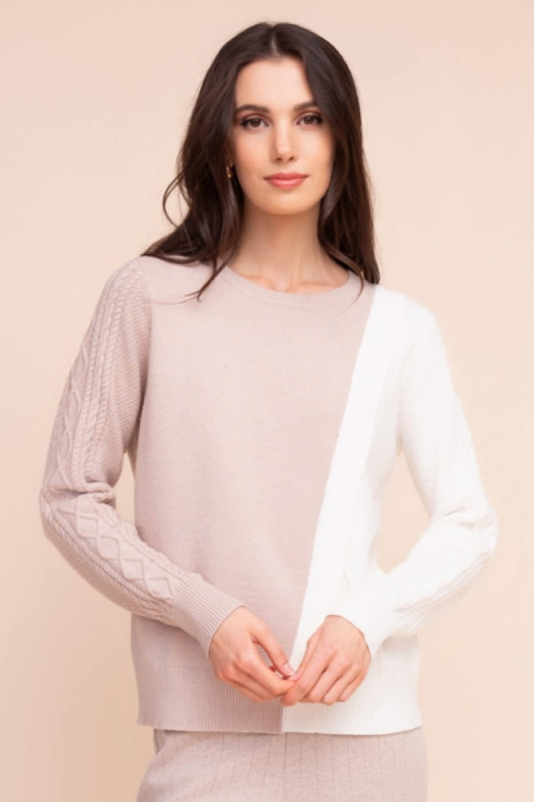 Vue frontale chandail bicolore gris et noir Alison Sheri pour femme avec col roulé par Valérie Simon