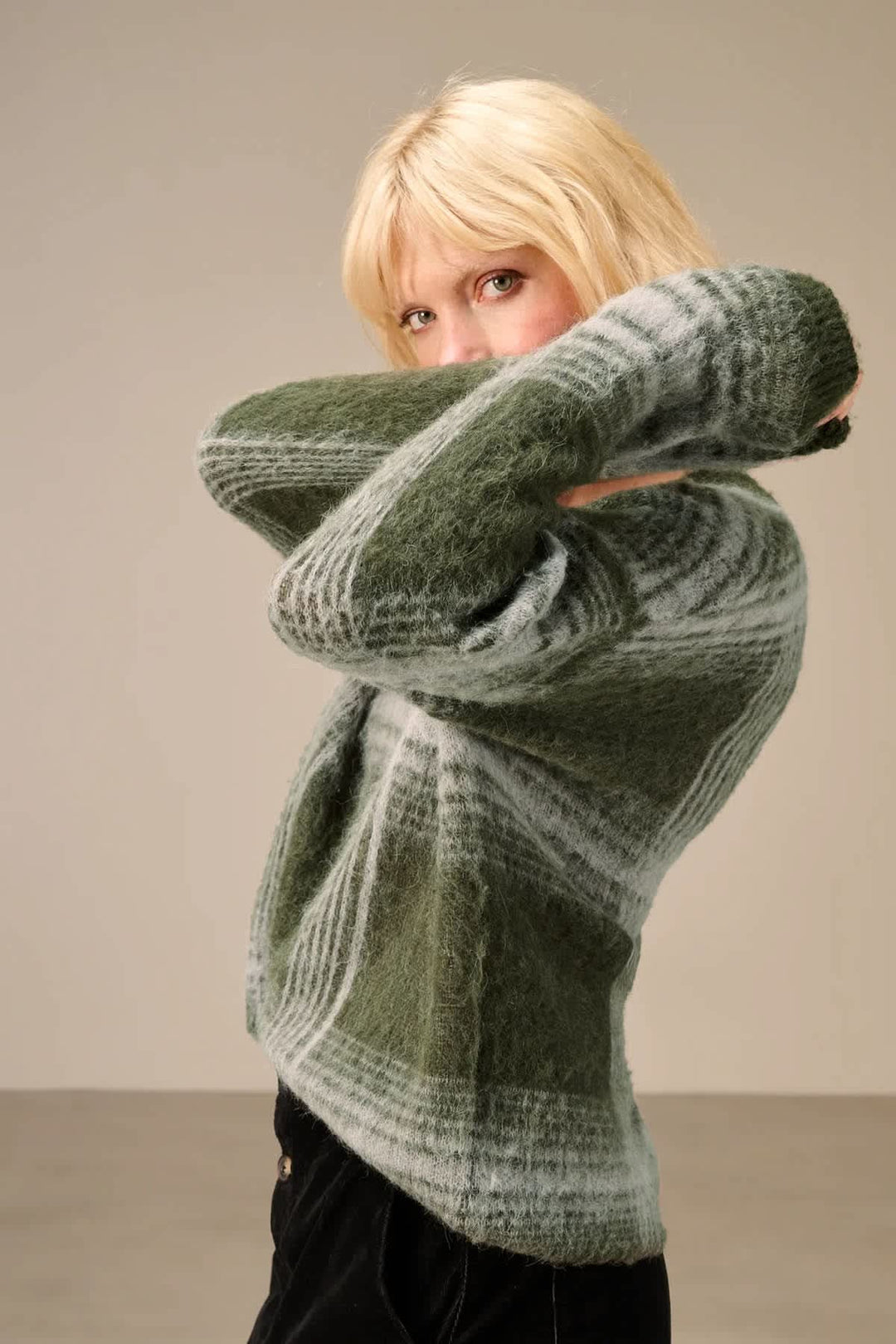 Chandail en tricot à carreaux avec col en V vue de face pour femme Nile