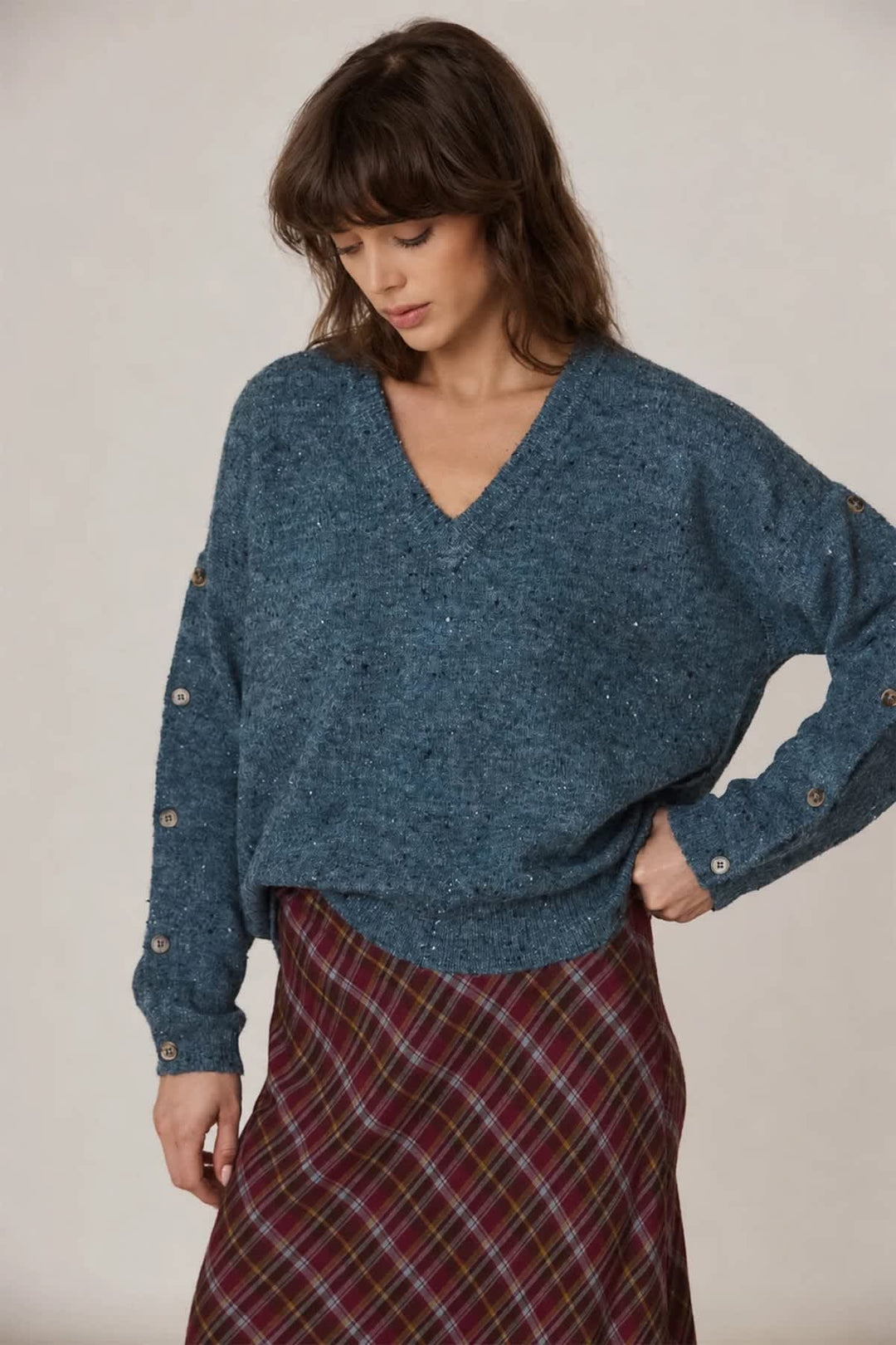 Chandail en tricot à col en V avec boutons décoratifs vue de face pour femme Indi &amp; cold