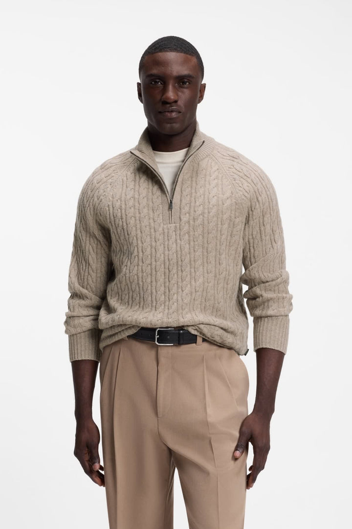 Chandail en tricot torsadé à demi-fermeture éclair vue de face Hugo Boss