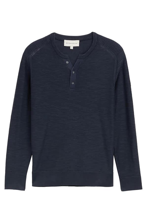 Vue de face chandail henley Tom Tailor pour homme beige avec boutons en bois - Valérie Simon