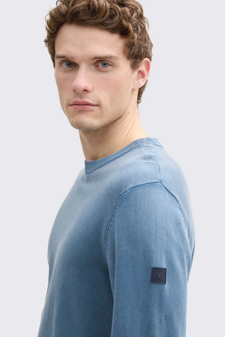 Vue de face chandail col rond Tom Tailor pour homme bleu clair avec légère texture - Valérie Simon