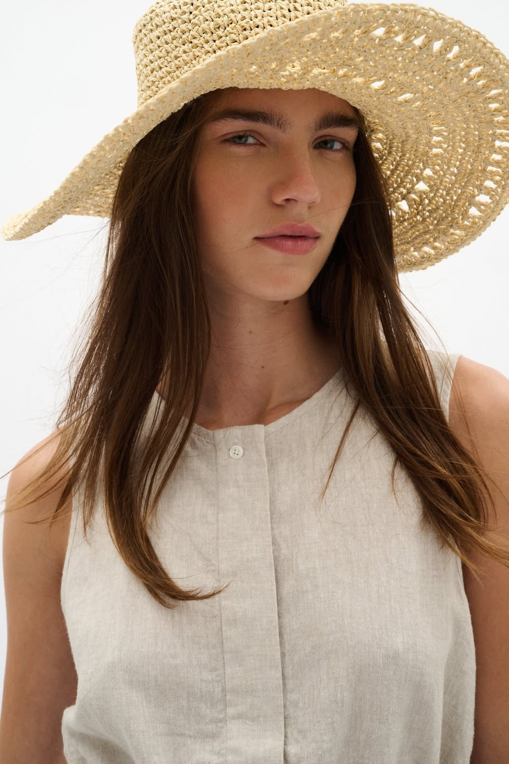 Vue de côté chapeau de paille Inwear beige avec ruban noir pour femme - Valérie Simon