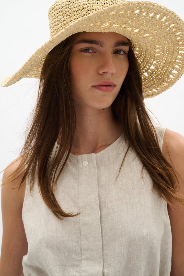 Vue de côté chapeau de paille Inwear beige avec ruban noir pour femme - Valérie Simon