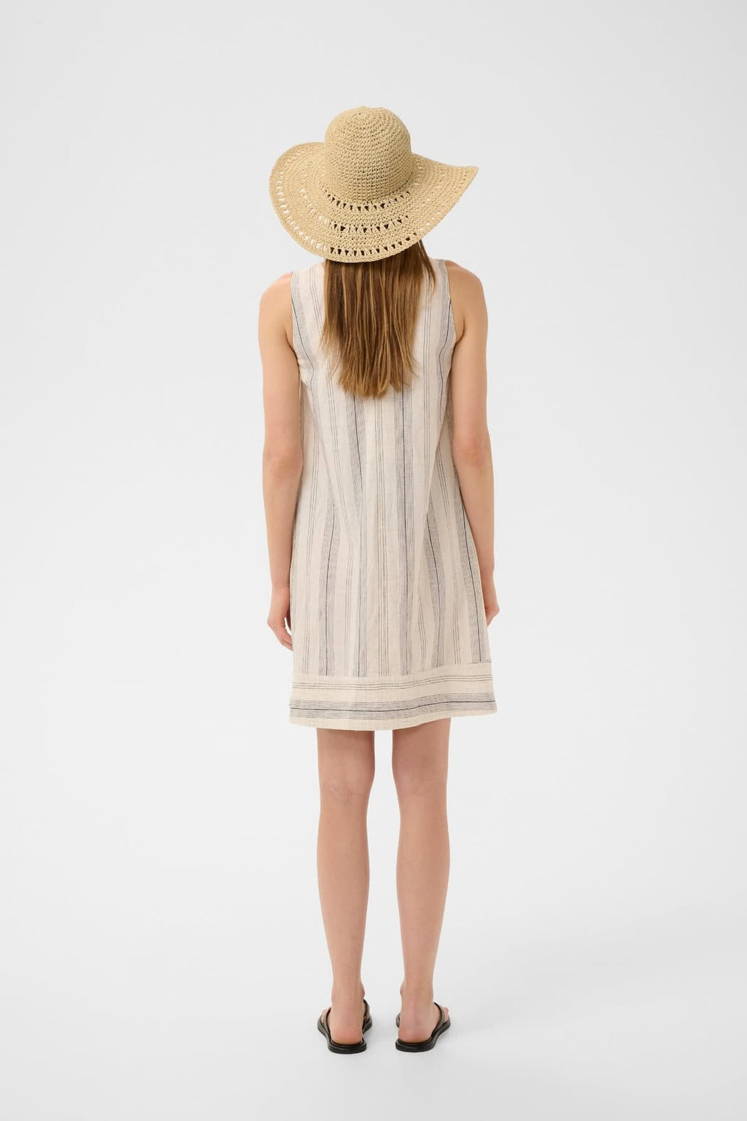 Chapeau de paille PAWL porté couleur beige avec ruban noir féminin Inwear - Valérie Simon