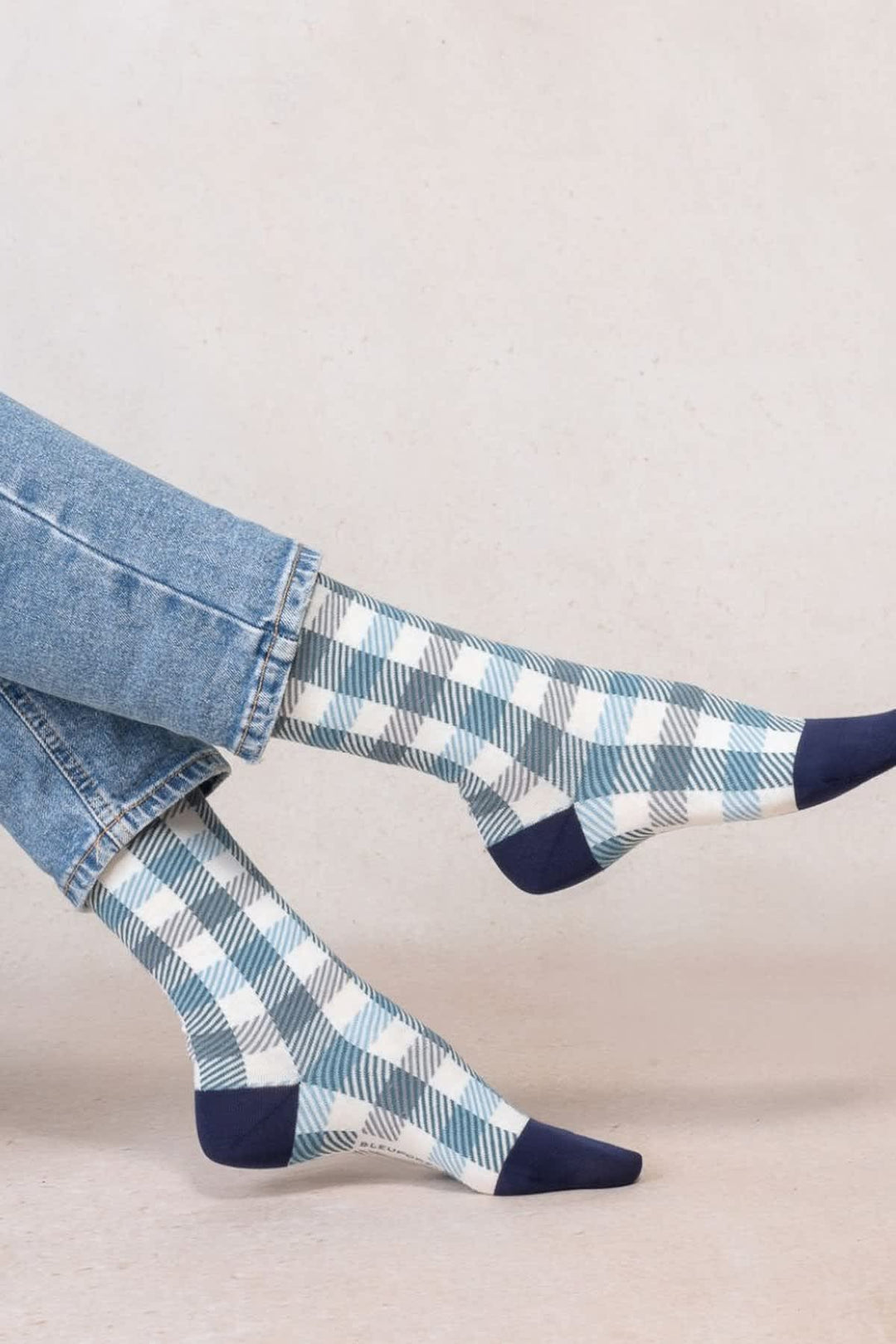 Chaussettes en coton à motif damier noires et écrues vue de face pour femme Bleuforêt