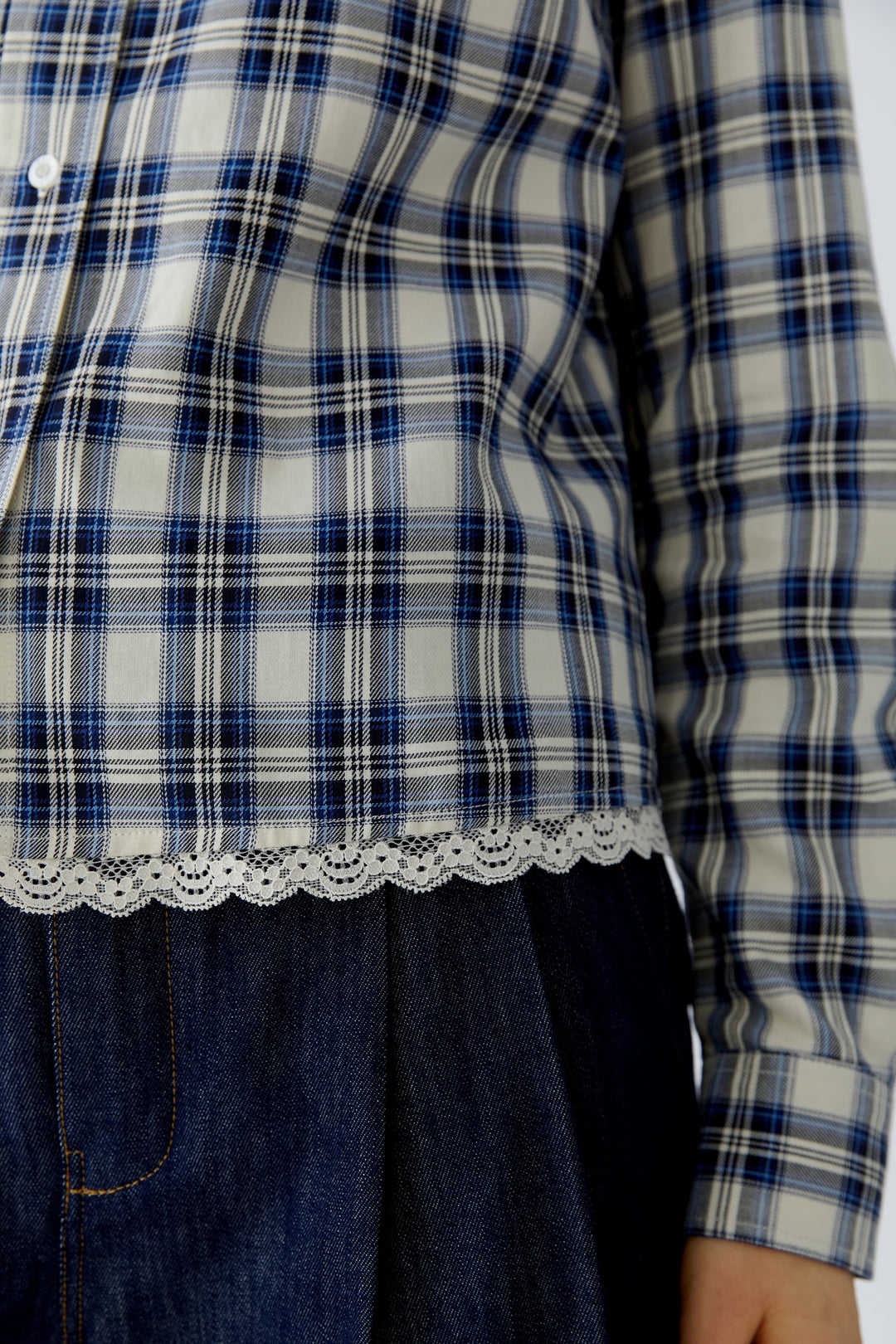 Chemise à carreaux avec bordure en dentelle vue de face pour femme Oui