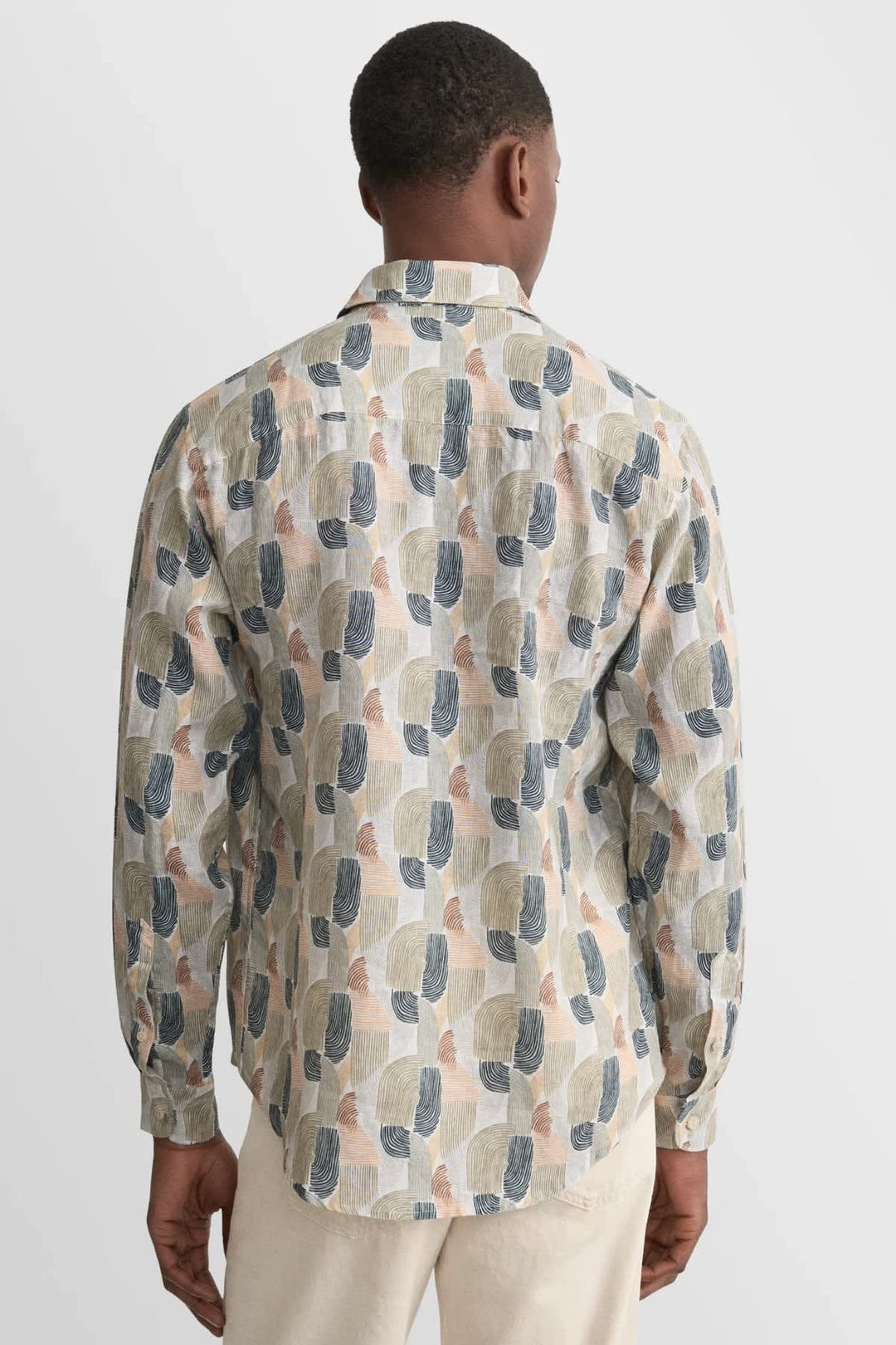 Vue de face chemise Eton à imprimé géométrique multicolore pour homme - Valérie Simon