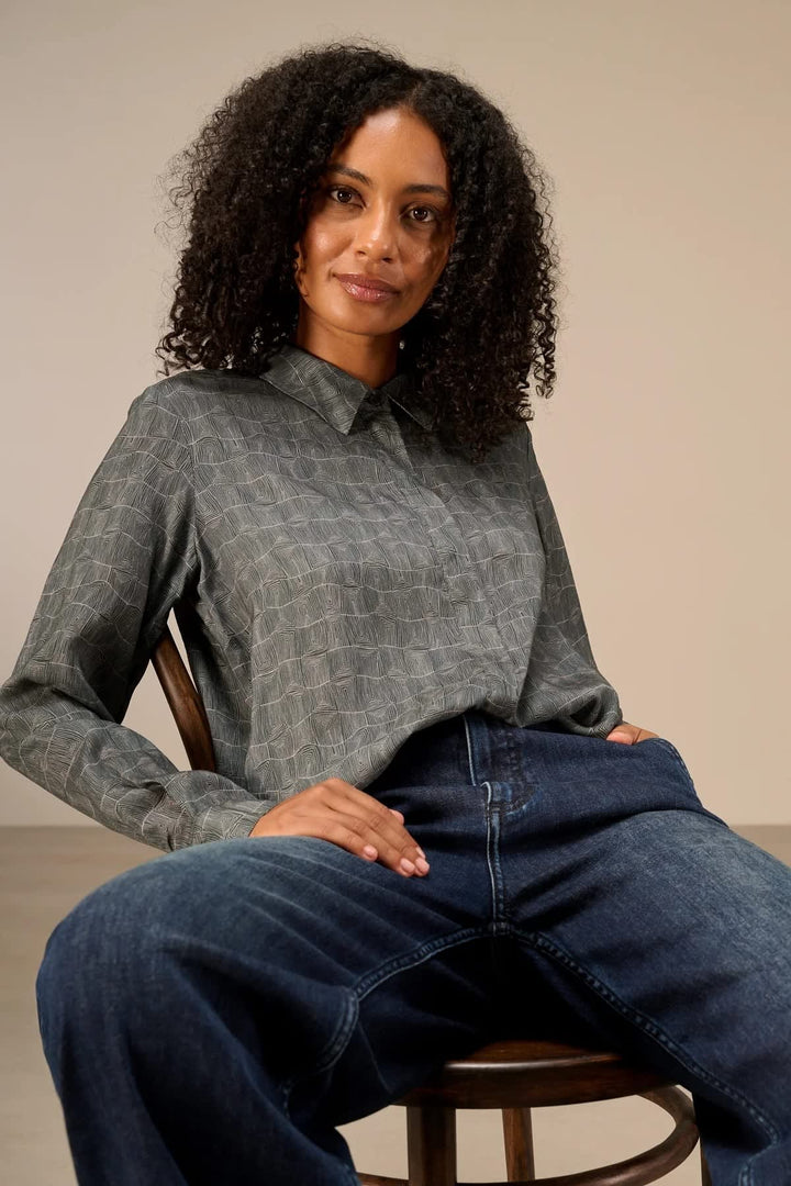 Chemise à imprimé graphique vue de face pour femme Nile