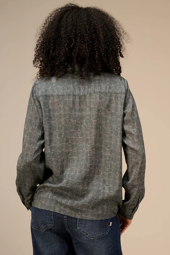 Chemise à imprimé graphique vue de face pour femme Nile