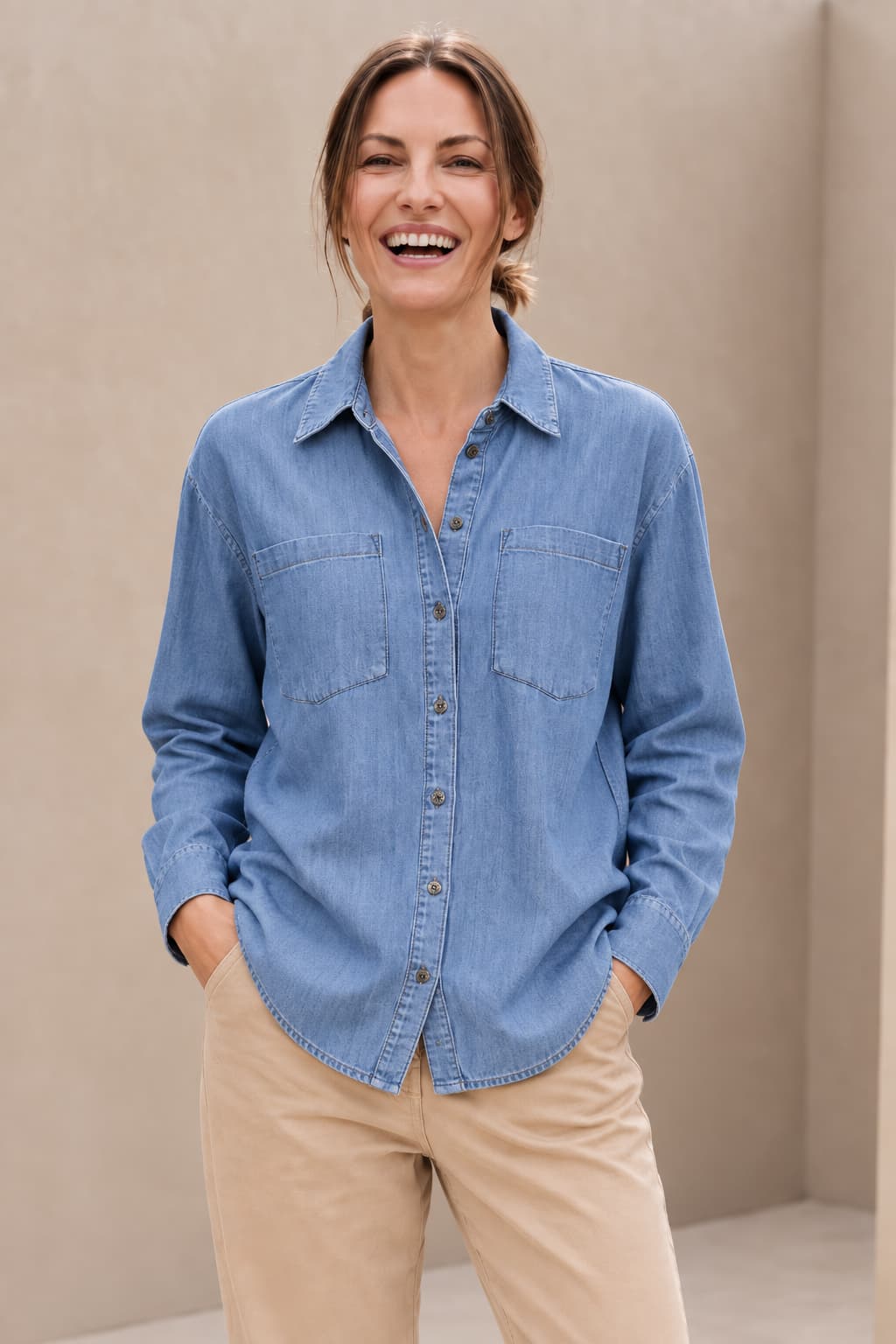 Chemise en denim bleue à poches plaquées vue de face pour femme kennys