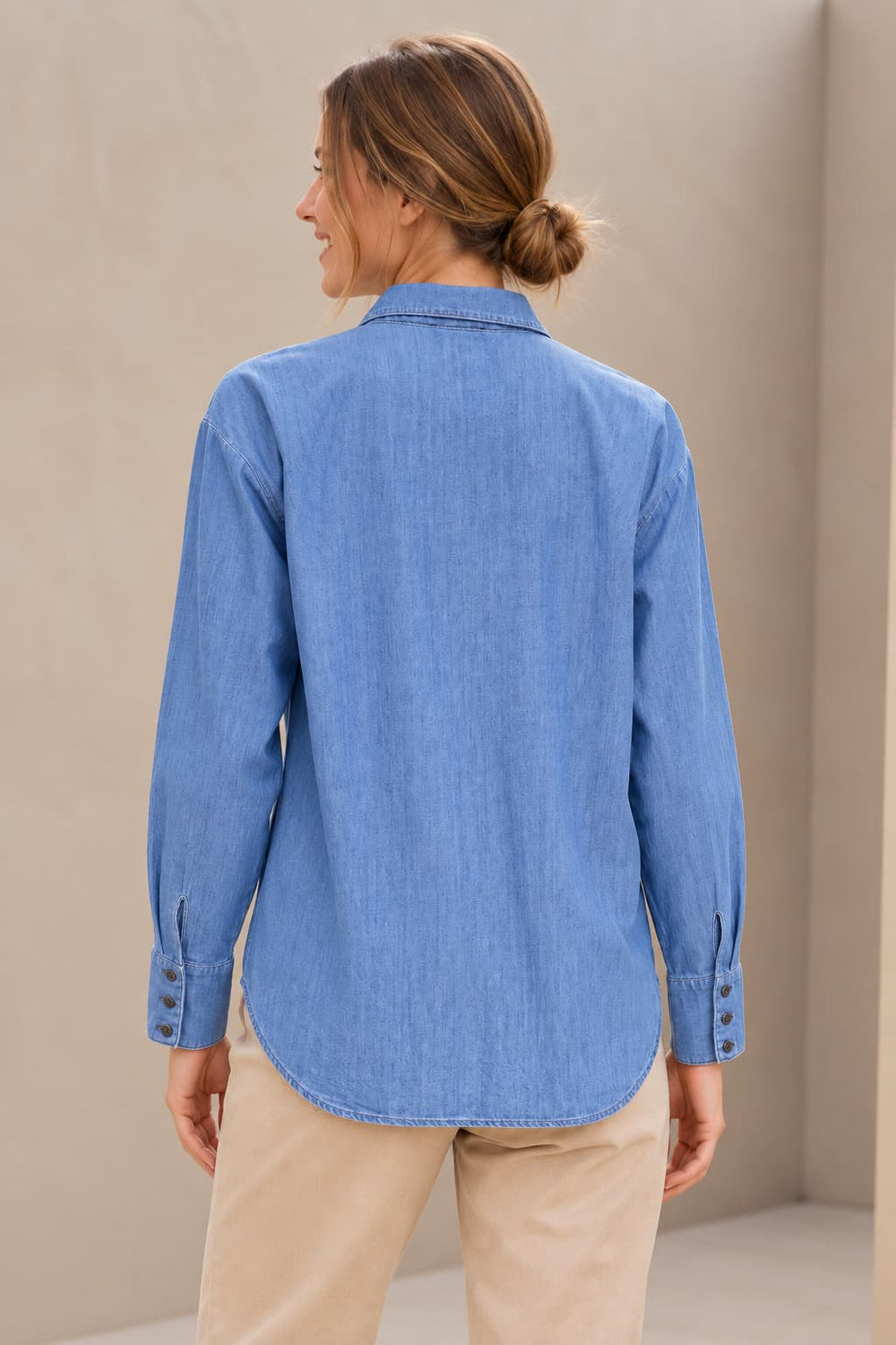 Chemise en denim bleu à poches plaquées vue de face pour femme kennys