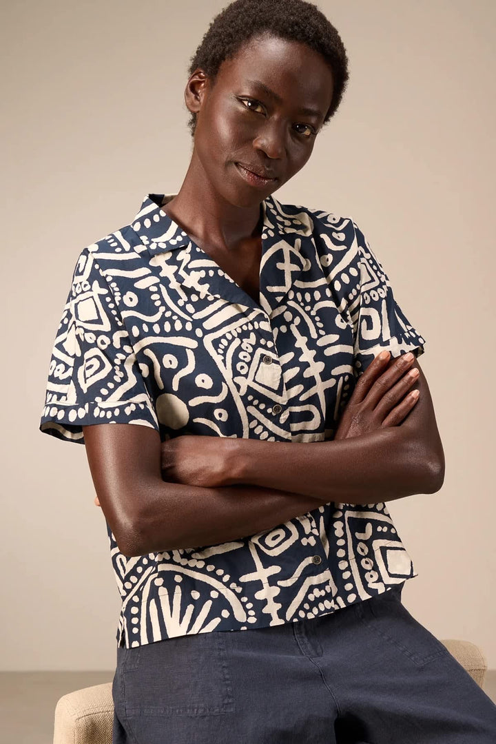 Vue de face chemise imprimée à manches courtes Nile pour femme multicolore avec col - Valérie Simon