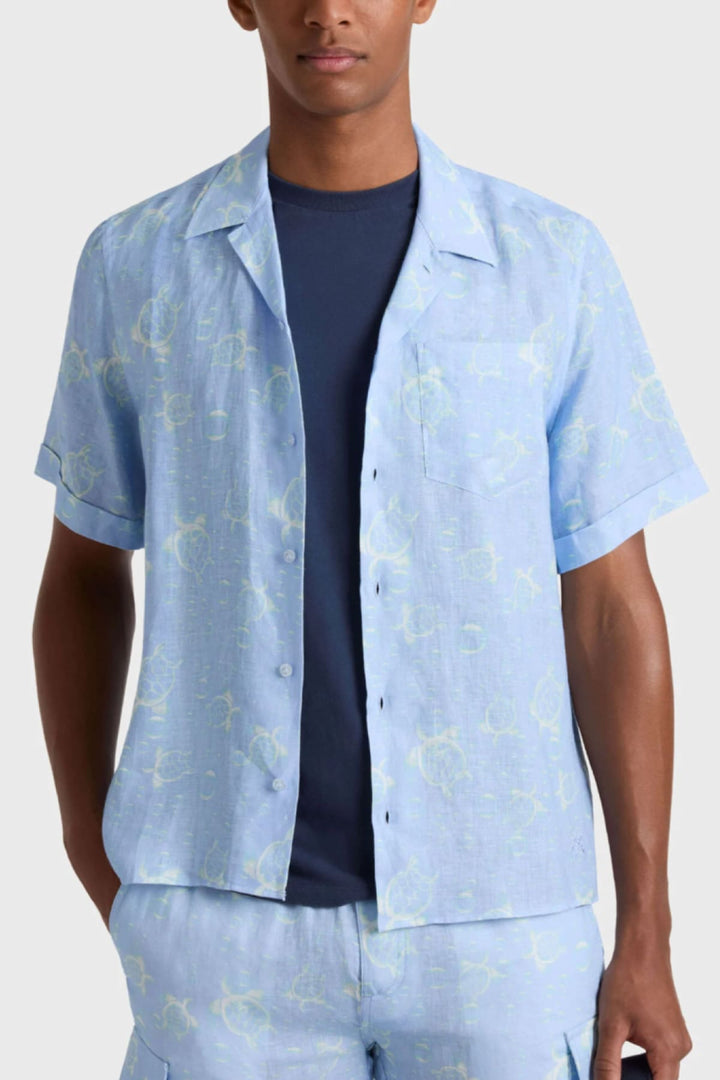Vue de face chemise tortues Vilebrequin pour homme bleu clair, détails boutons - Valérie Simon