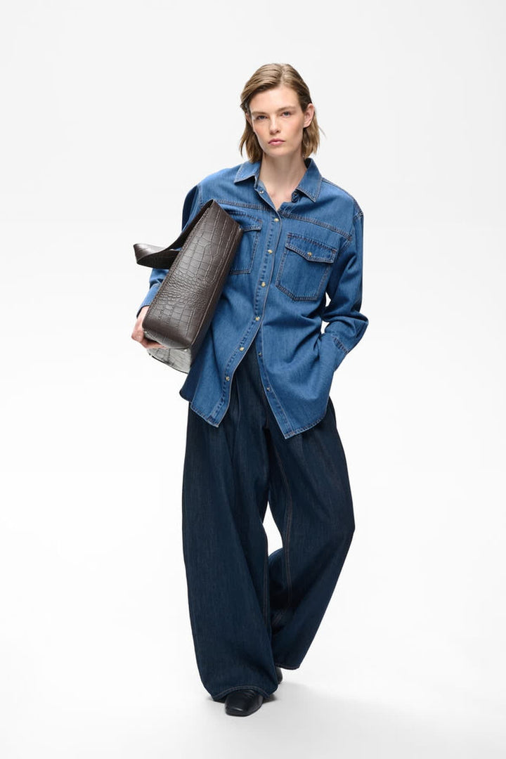 Vue de face chemise longue en denim Inwear bleue avec col classique - Valérie Simon