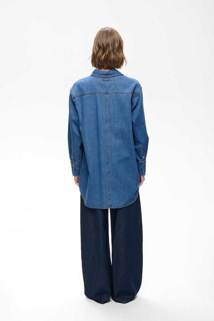 Vue de face chemise longue en denim Inwear pour femme bleu avec poches et boutons visibles - Valérie Simon