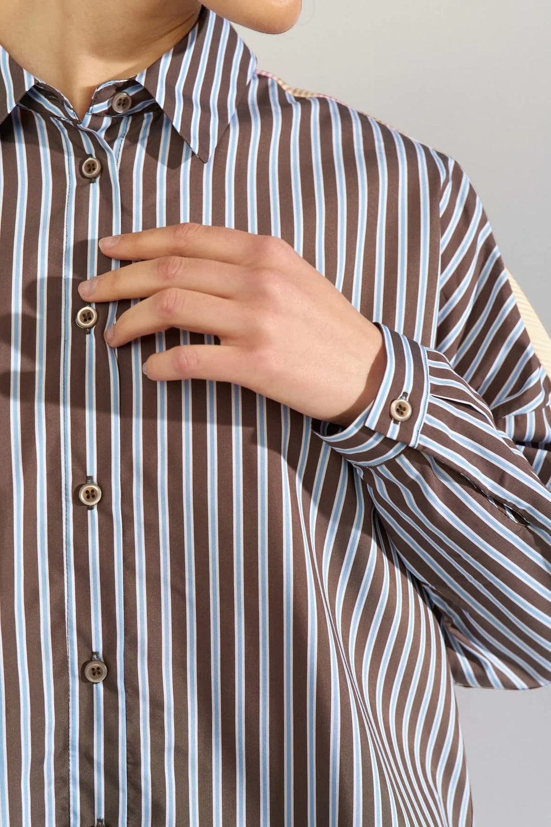 Chemise rayée vue de face pour femme Numph