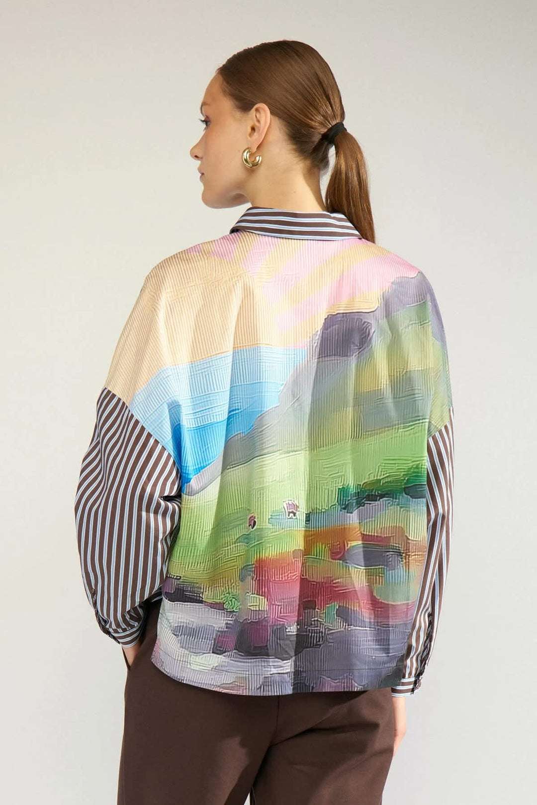Chemise rayée avec imprimé au dos vue de dos pour femme Numph