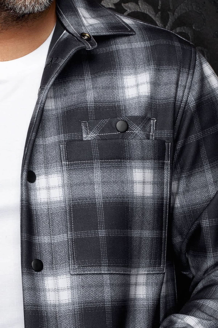 Chemise sport à carreaux et boutons-pression vue de face pour homme Au noir