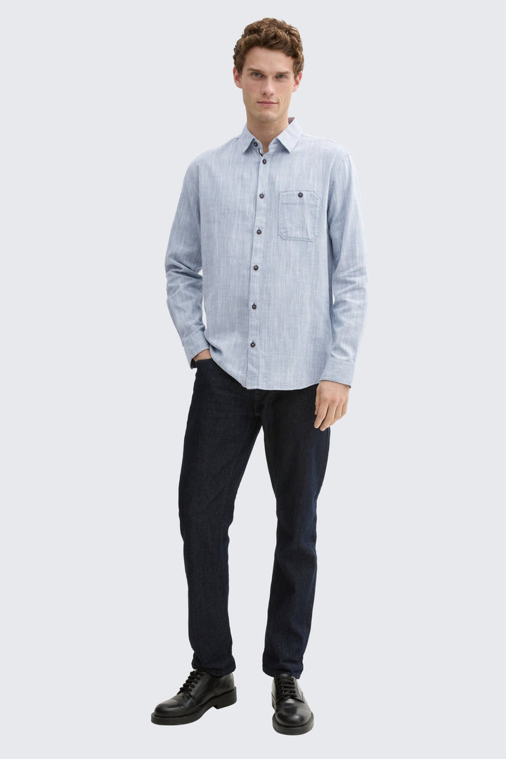 Vue de face chemise sport effet chambray Tom Tailor homme bleu, détails boutons blancs - Valérie Simon
