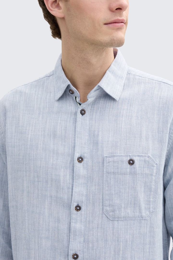Vue de face chemise effet chambray Tom Tailor pour homme bleu avec boutons apparents - Valérie Simon