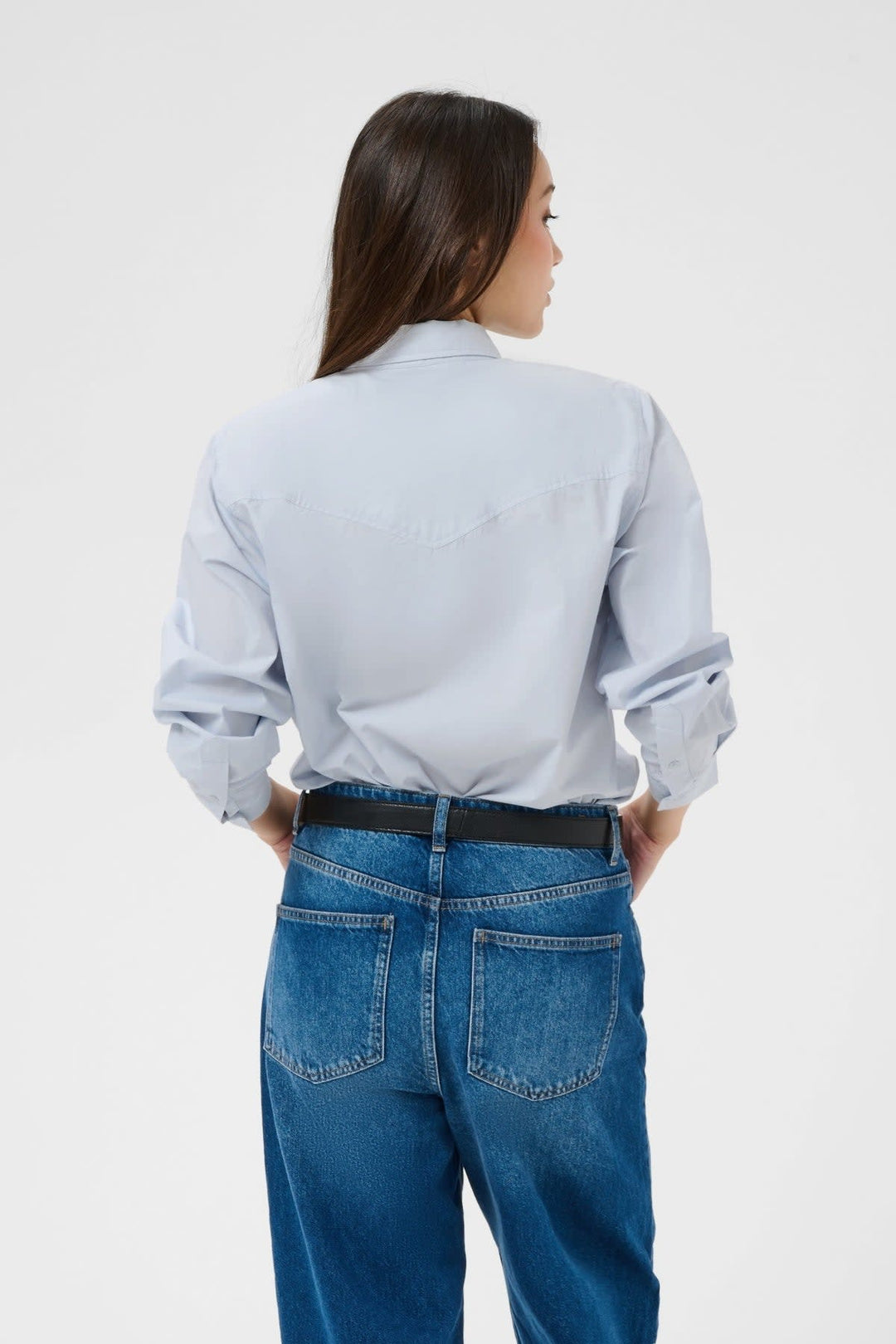 Vue de face chemise utilitaire Part Two pour femme blanc avec poches poitrine - Valérie Simon