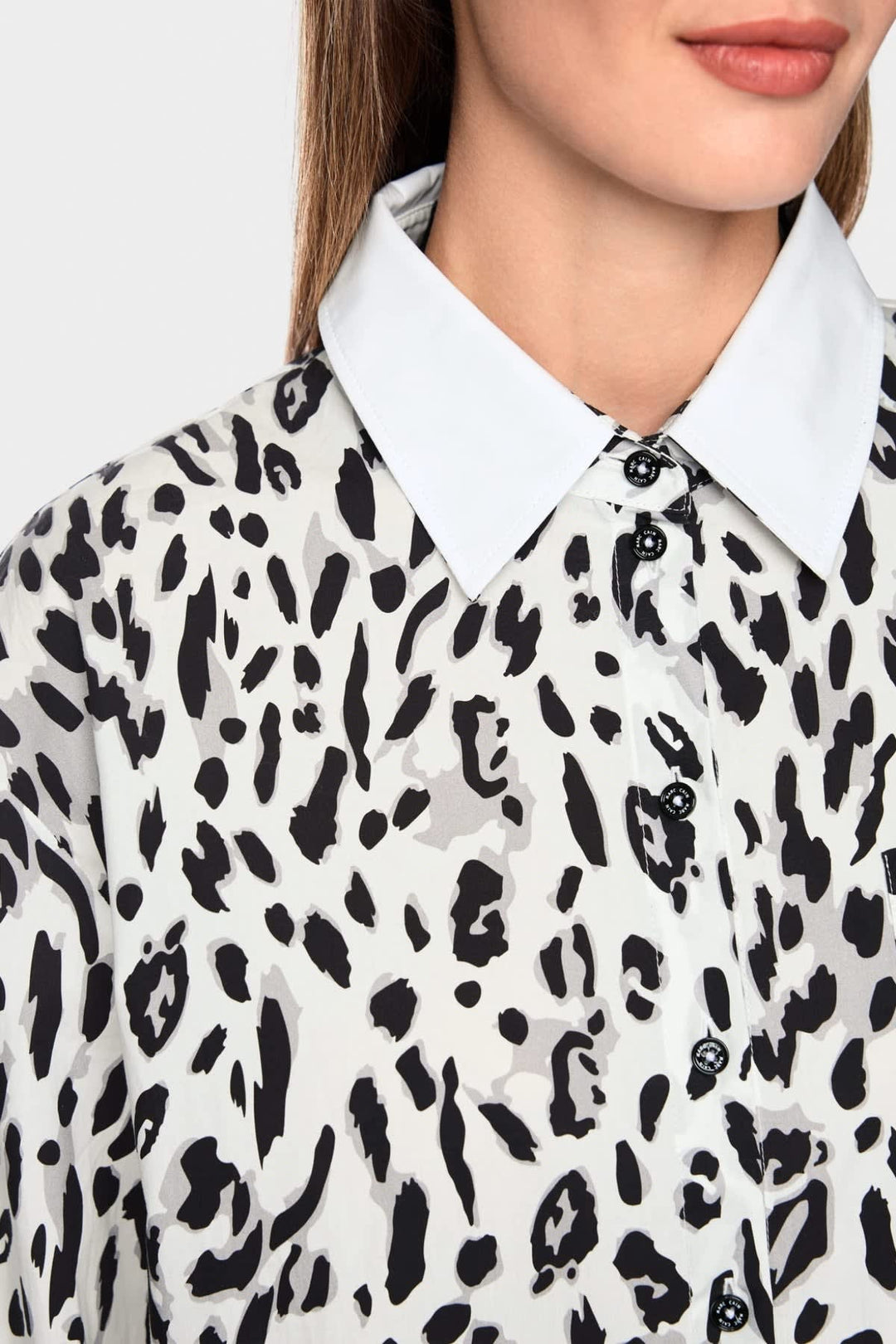 Chemisier court à motif léopard vue de face pour femme Marc Cain