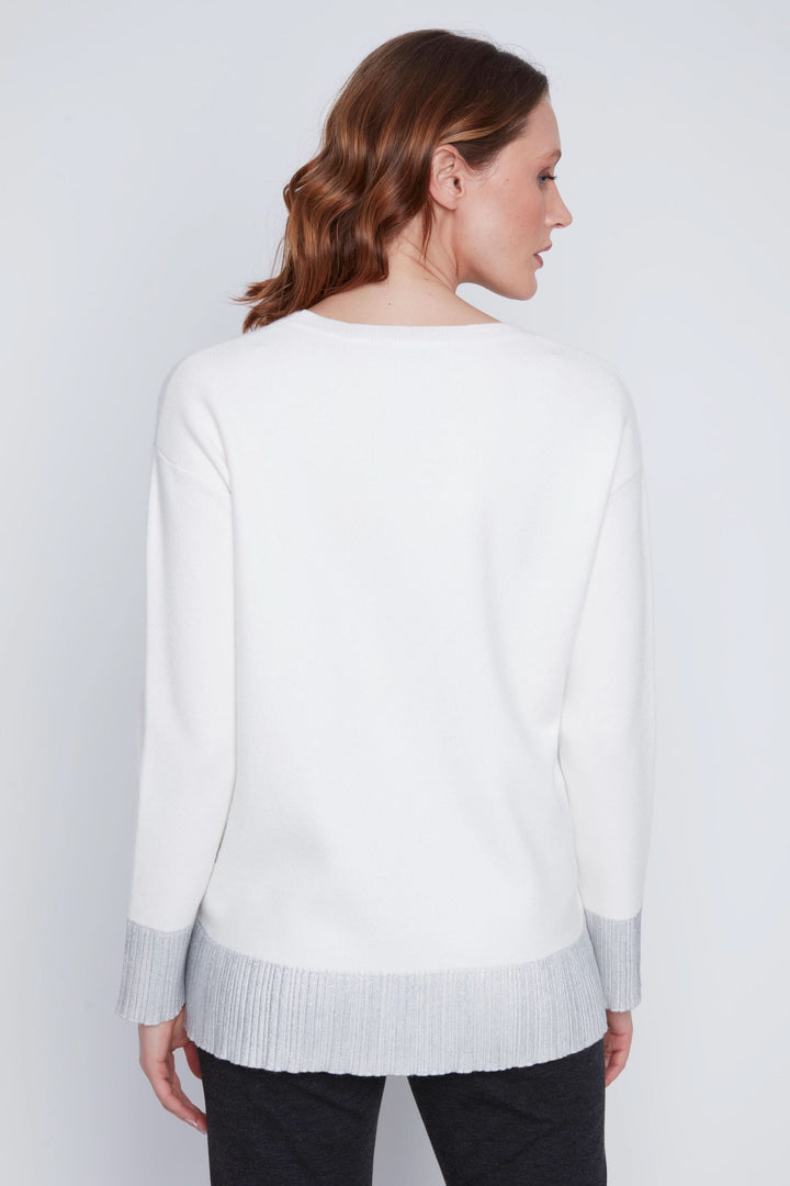 Chandail à manches longues blanc avec détails métallisés au bas et aux poignets, vue arrière.
