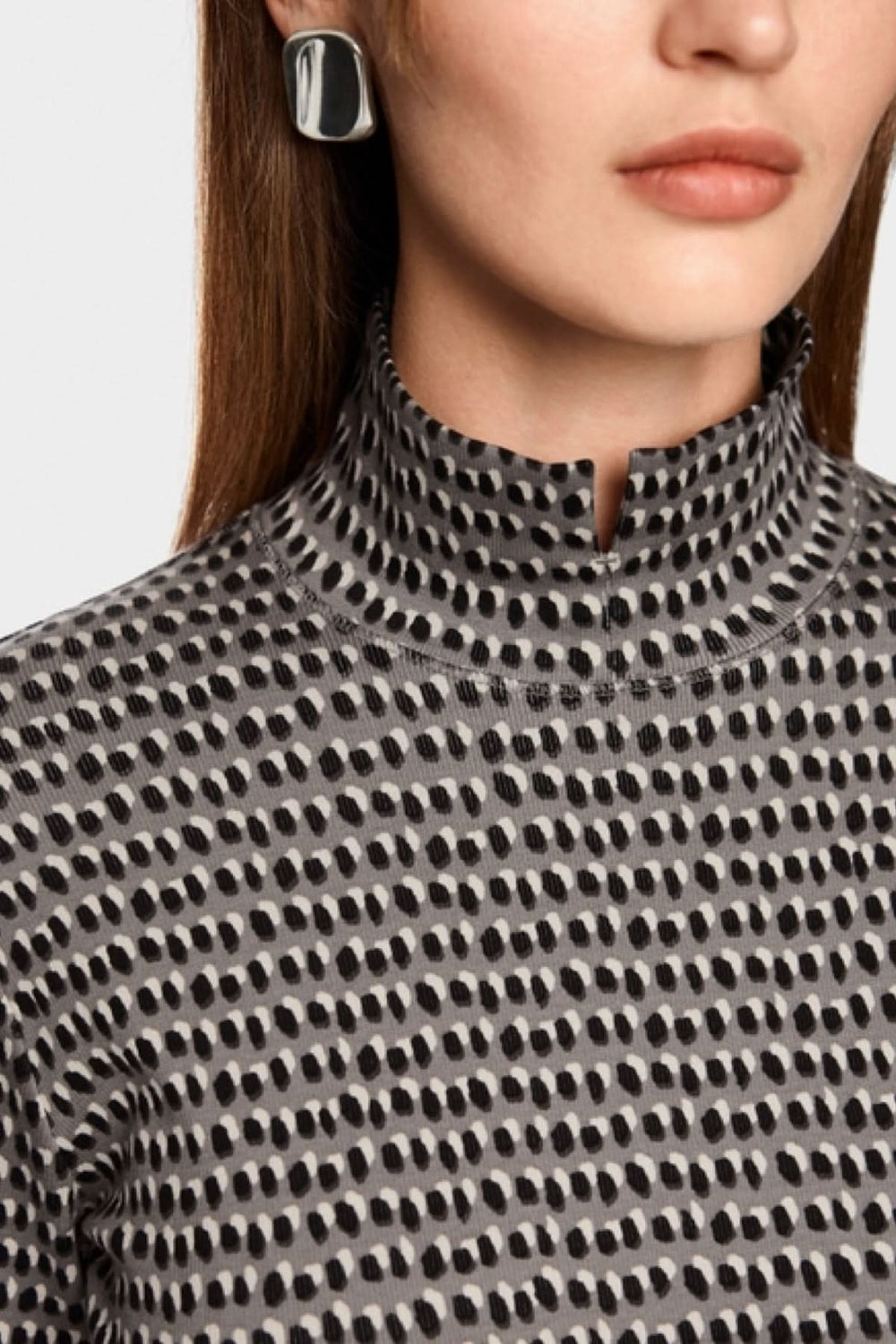 Chandail imprimé pailleté avec col montant et motifs modernes en noir et blanc. Pull structuré avec viscose recyclée et mini-paillettes.