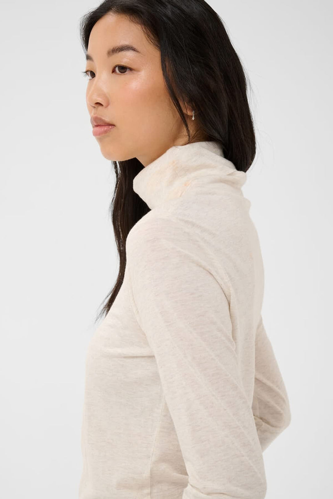 Vue de profil t-shirt col roulé Chatall Part Two pour femme beige avec détails texturés - Valérie Simon