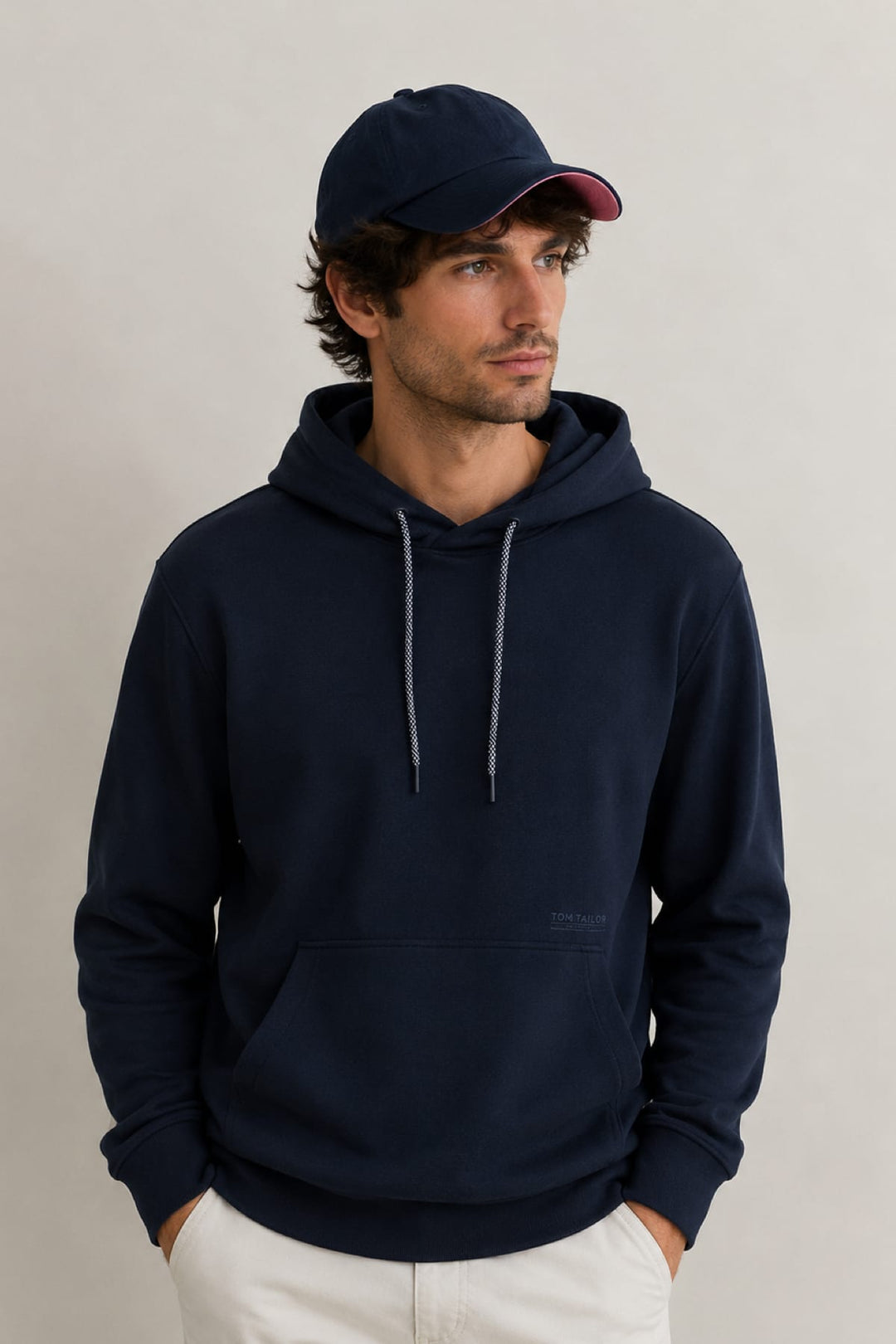 Vue de face coton ouaté à capuchon bleu avec poche kangourou Tom Tailor pour homme - Valérie Simon