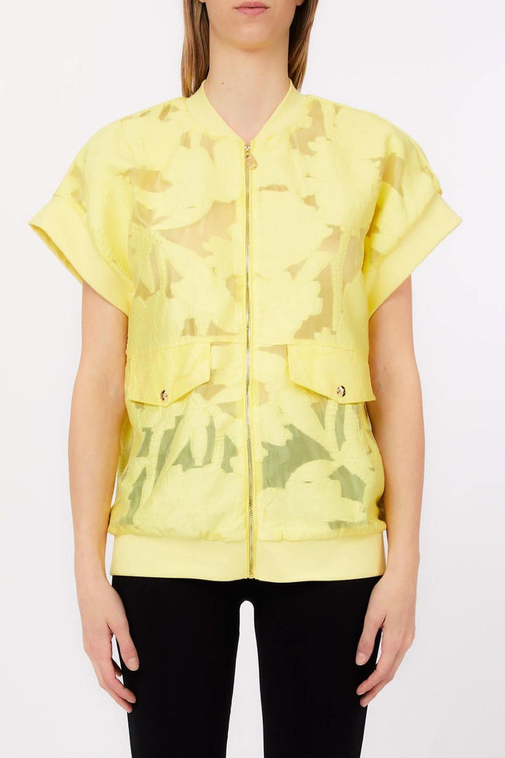 Sleeveless jacket with a zipper