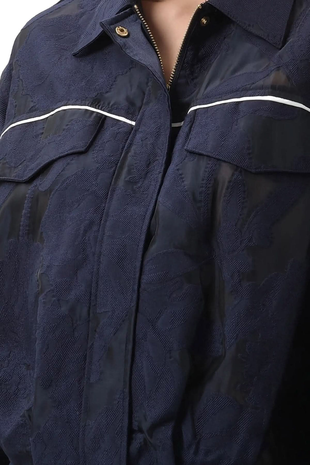 Lightweight textured jacket with pockets
