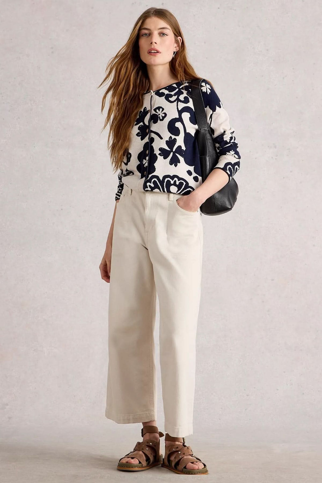 Cardigan Lulu à imprimé floral porté avec un pantalon clair pour un look chic et décontracté.